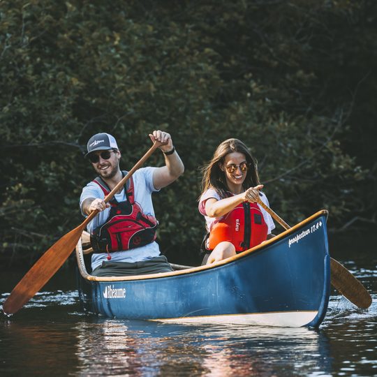 Couple en canot sur l'eau chez Canots Légaré