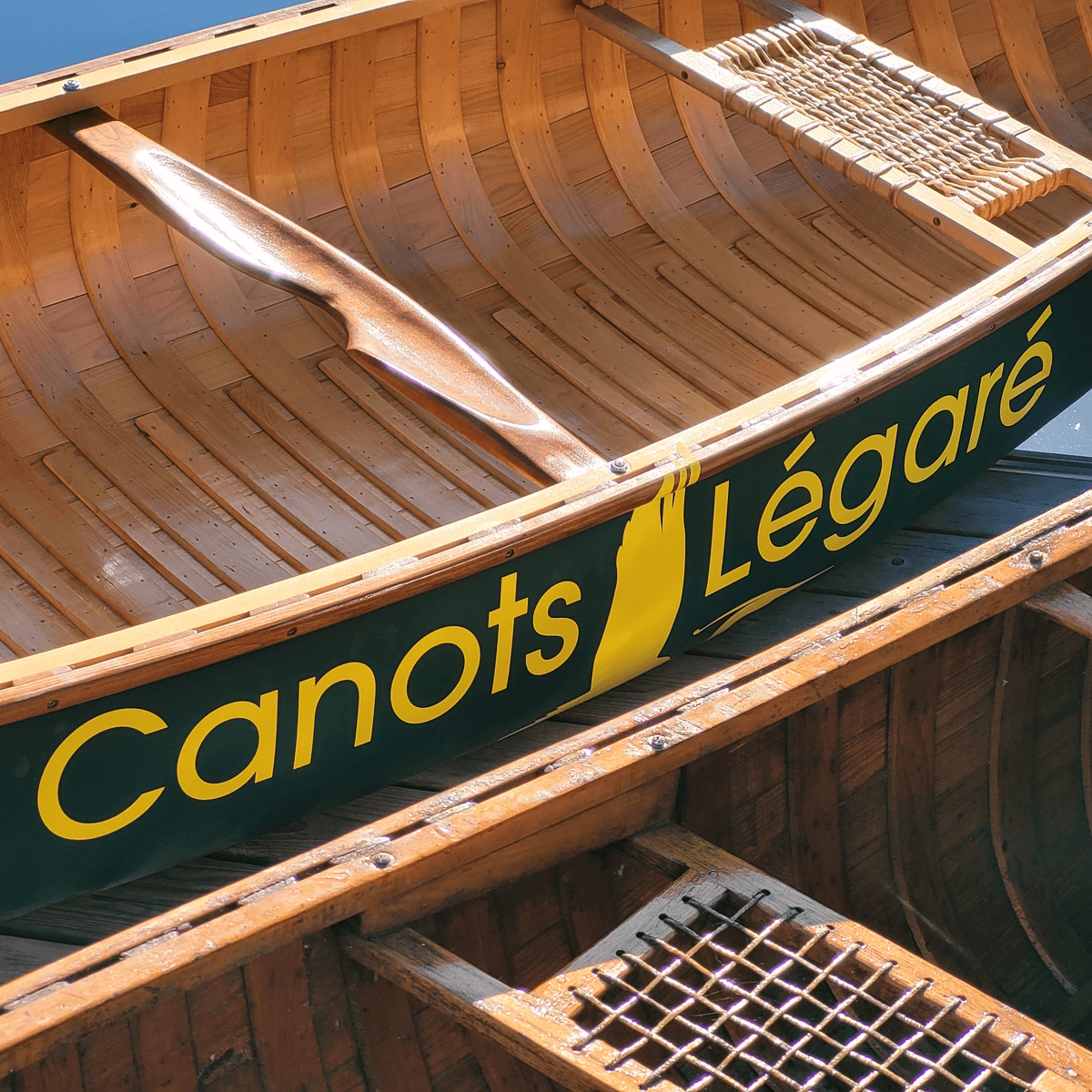 Deux canots en cèdre vue de haut