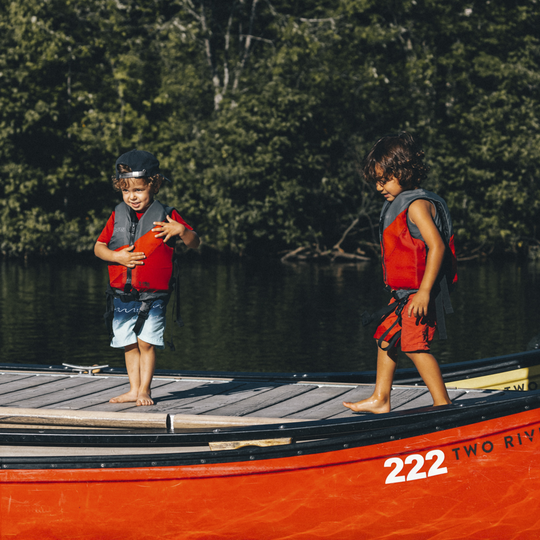 Enfants jouant sur le quai