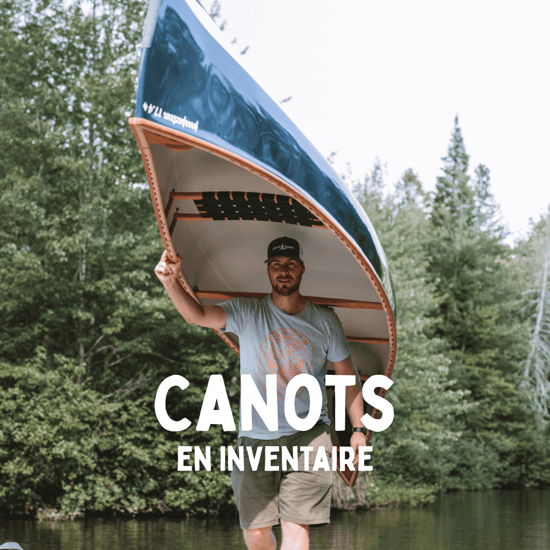 Portage d'un canot sur le quai